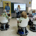 Mayores recibiendo formación digital en un punto Vuela Guadalinfo (Imagen de archivo cedida por Vuela Guadalinfo)